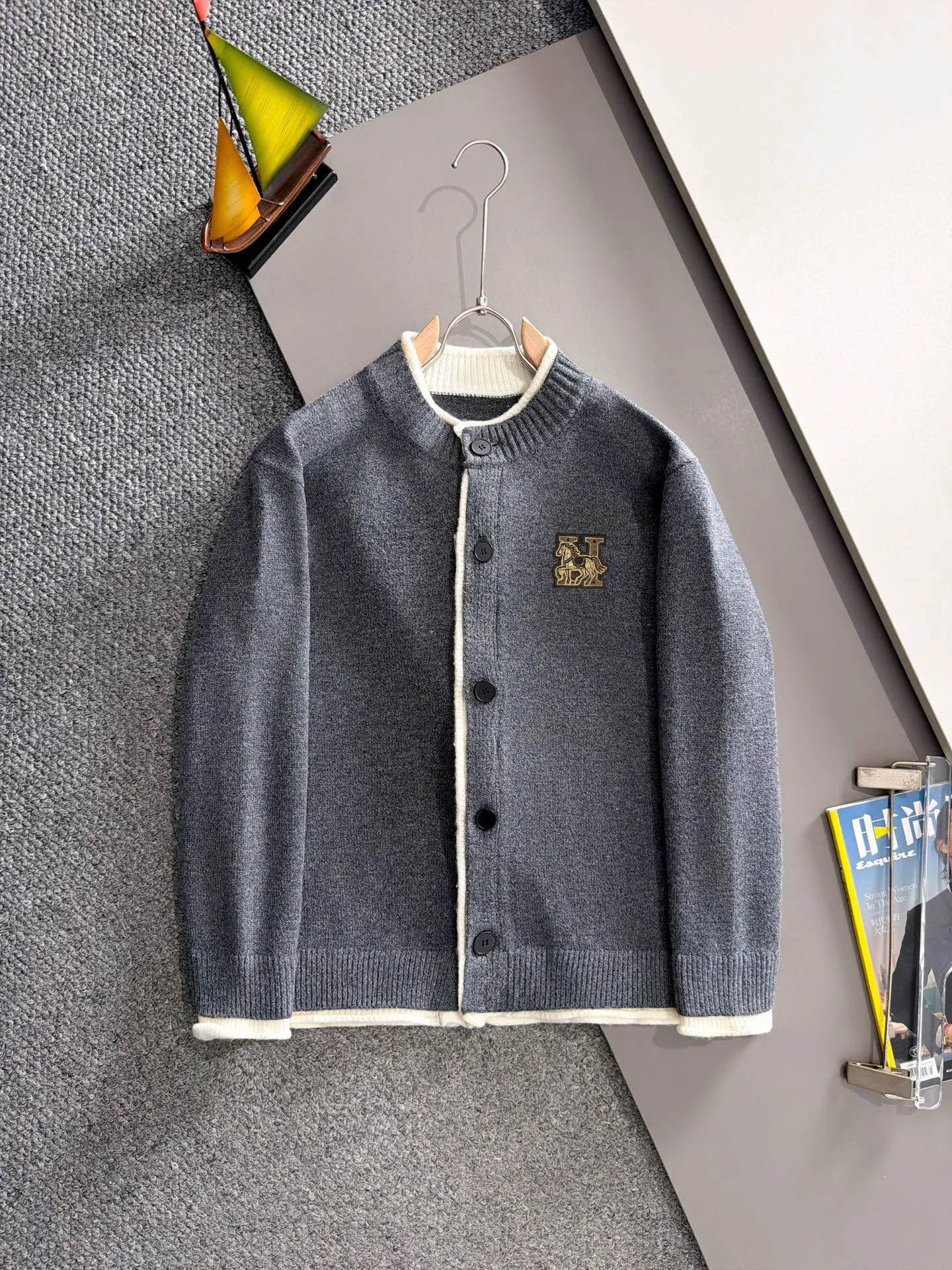 The latest knitted sweater jackets from the Hermès official website for autumn and winter 2026 are on sale at the same time at Hot Sale! Specially made of wool blended fabric. It feels comfortable and can be directly in contact with the skin. The logo badge is exquisitely embroidered, which is extremely eye-catching! The details highlight the fashionable charm of big brands. Exquisite workmanship. Three-dimensional cutting style. The wearing effect is invincible and handsome! All three standards are complete! Sizes:M-4XL